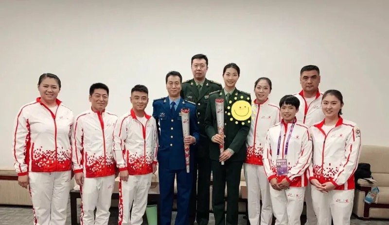 这次军运会开幕式,袁心玥脱稿宣誓一气呵成得《人民日报》称赞,怎么看女排姑娘的风采 - 体育赛事直播