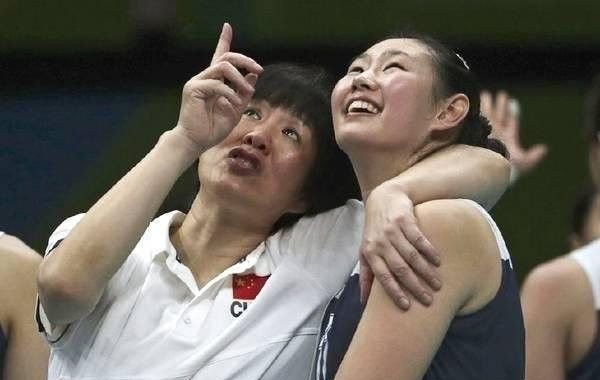 这次军运会开幕式,袁心玥脱稿宣誓一气呵成得《人民日报》称赞,怎么看女排姑娘的风采 - 体育赛事直播