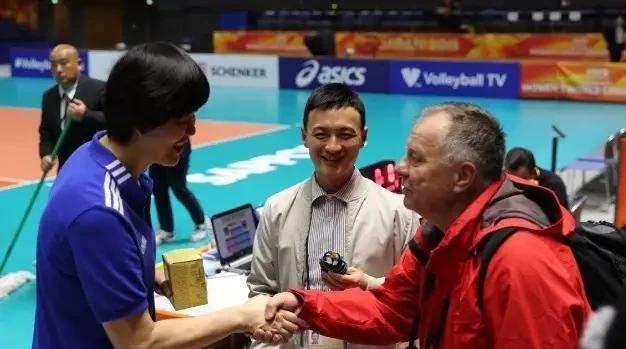 这次军运会开幕式,袁心玥脱稿宣誓一气呵成得《人民日报》称赞,怎么看女排姑娘的风采 - 体育赛事直播