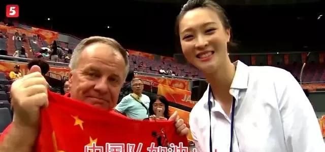 这次军运会开幕式,袁心玥脱稿宣誓一气呵成得《人民日报》称赞,怎么看女排姑娘的风采 - 体育赛事直播