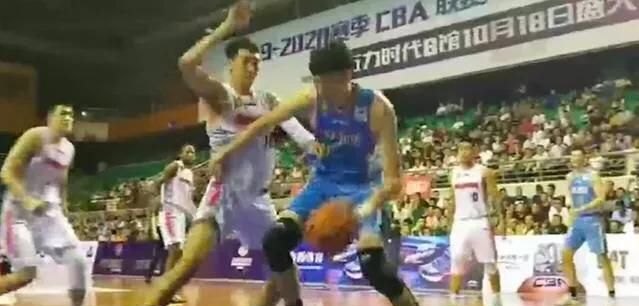 真相大白!西热还原世界杯发球失误,不能全怪周琦,他与赵睿各打五十大板,你怎么看 - 体育赛事直播